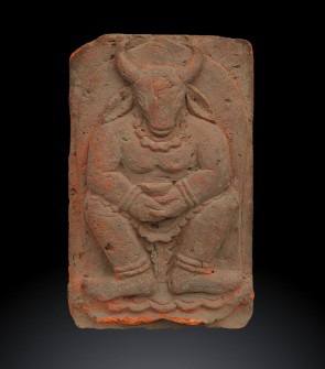 Antica terracotta raffigurante divinità con testa di toro